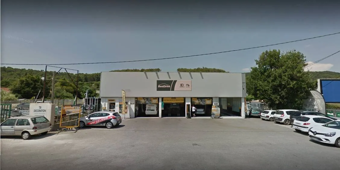 local commercial à Cannet-des-Maures (83340)