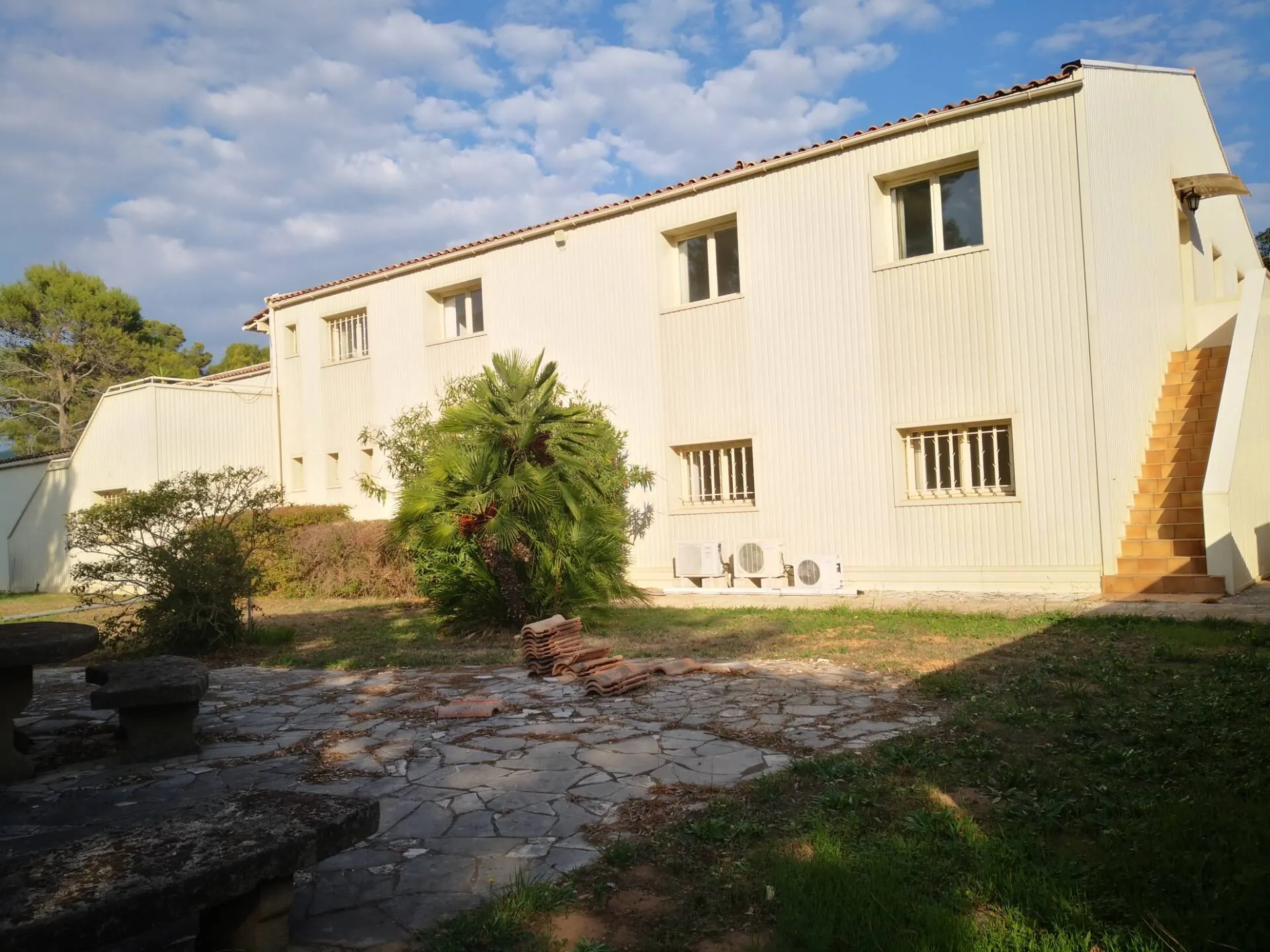 local à Roquebrune-sur-Argens (83520)