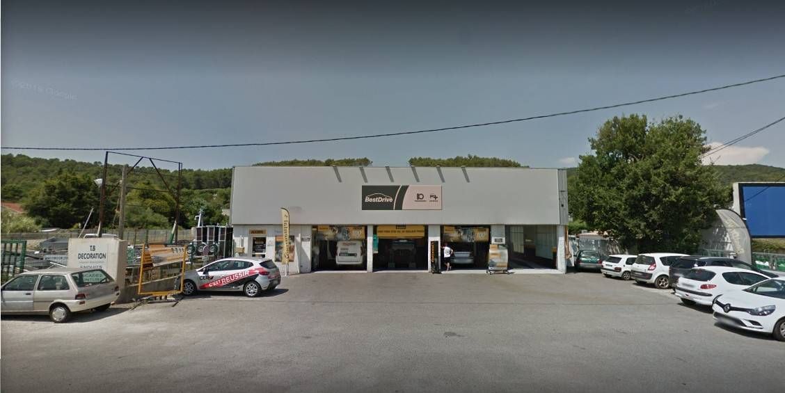 Local commercial 200 m2 en bordure RN7