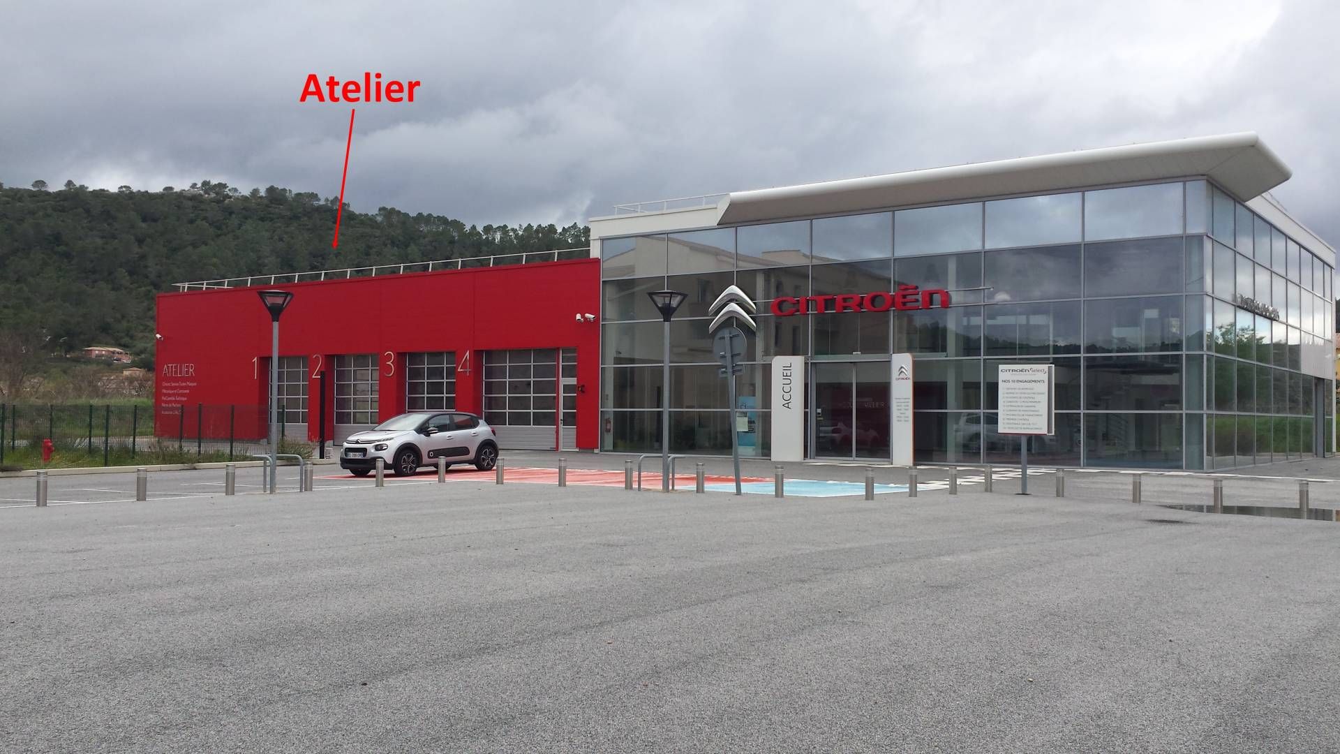 A louer local commercial 1000 m2 le luc