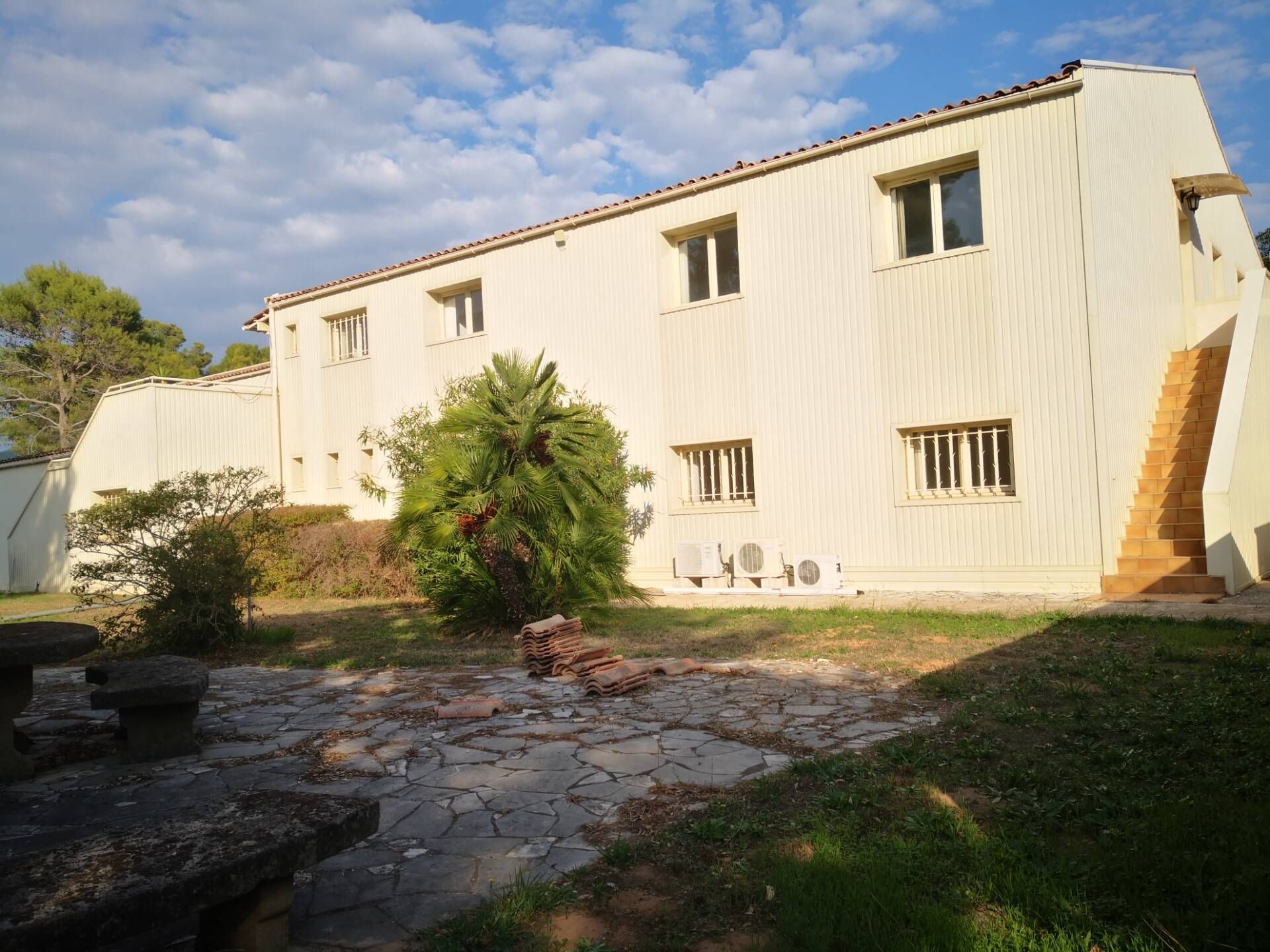Roquebrune sur Argens, local d'activité 1300 m2 sur 3000 m2 de terrain