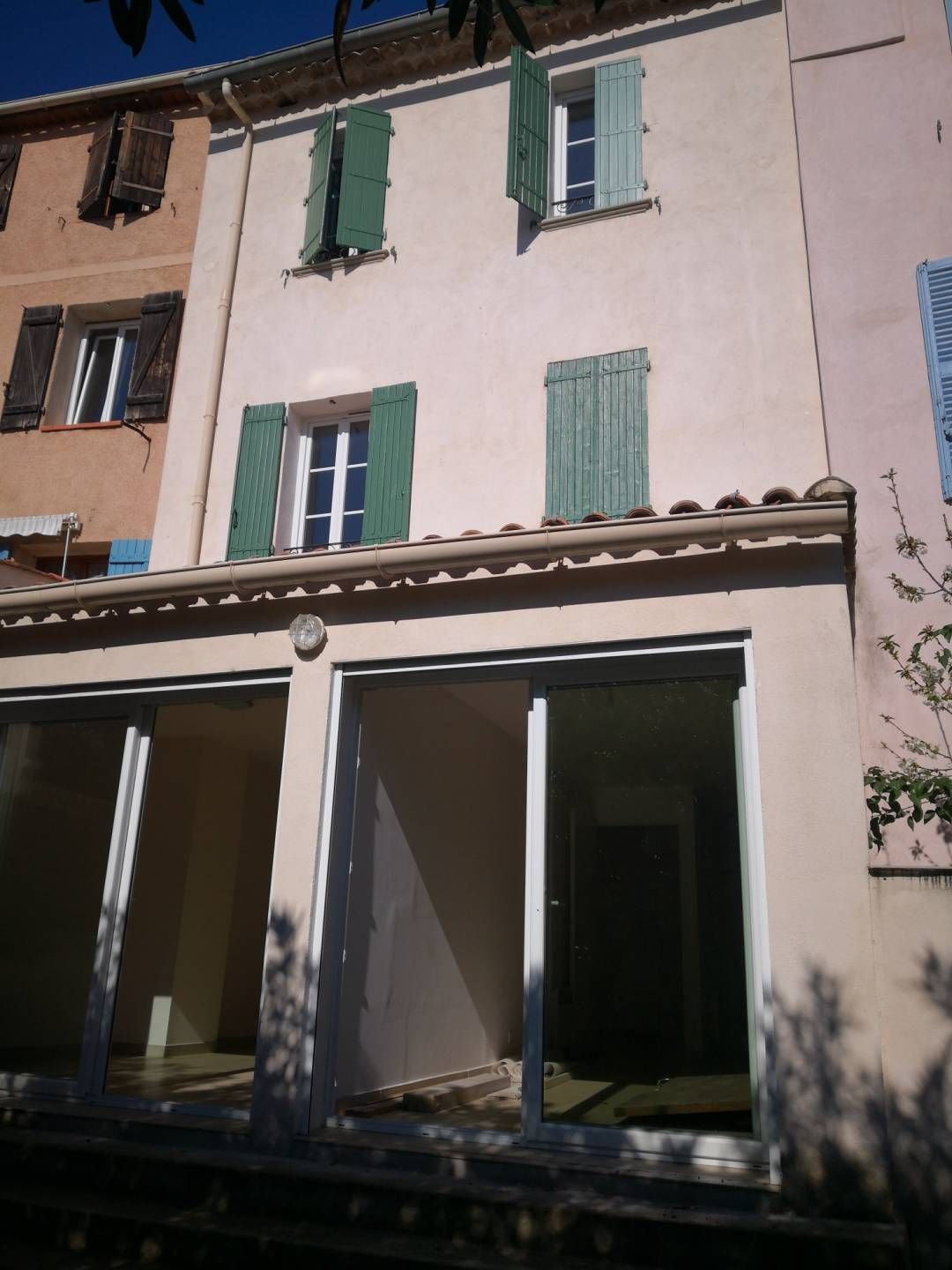 Cuers Immeuble 5 appartements, un commerce